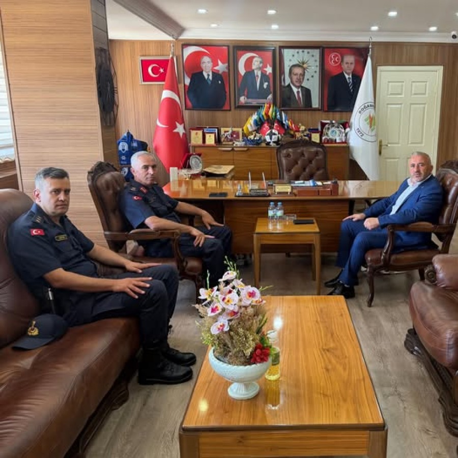 Yozgat İl Jandarma Komutanı Jandarma Kıdemli Albay Gürol Okyar ve                                                             Jandarma Yüzbaşı Muhammet Kavak,                         Belediye Başkanımızı makamında ziyaret etti. Nazik ziyaretleri için kendilerine teşekkür ederiz.