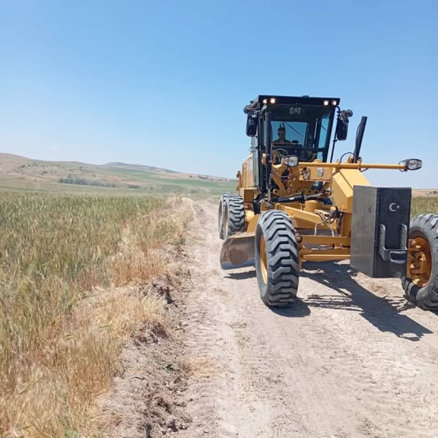 Kasabamızda tarım arazilerine ulaşımı kolaylaştırmak ve çiftçilerimizin işlerini rahatlatmak amacıyla greyderle arazi yollarımız açılmıştır. Çalışmalarda emeği geçen herkese teşekkür eder, yapılan hizmetin tüm hemşehrilerimize hayırlı olmasını dileriz.